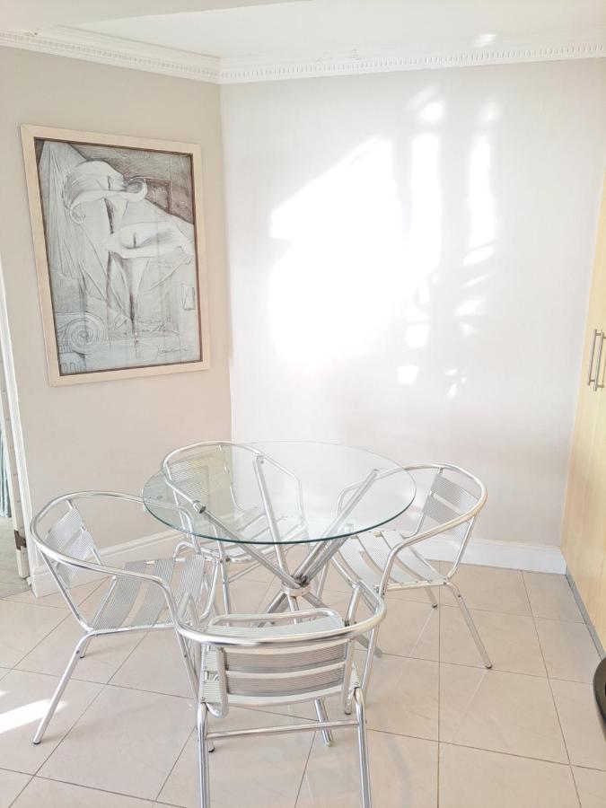 3 Bedroom Sea Facing Family Apartment Cape Town Moullie Point Bagian luar foto