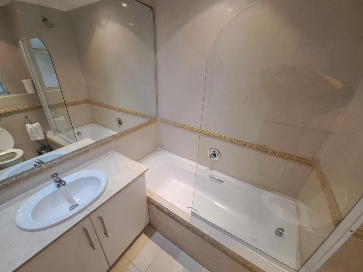 3 Bedroom Sea Facing Family Apartment Cape Town Moullie Point Bagian luar foto