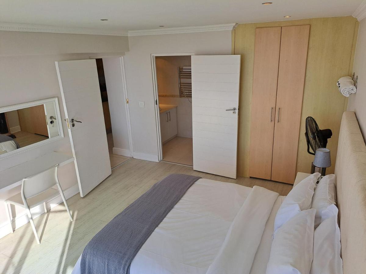 3 Bedroom Sea Facing Family Apartment Cape Town Moullie Point Bagian luar foto
