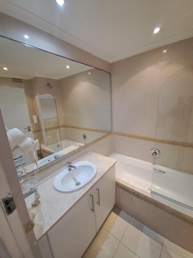 3 Bedroom Sea Facing Family Apartment Cape Town Moullie Point Bagian luar foto